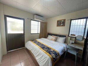 Desk, free WiFi, bed sheets - mijingminsu (Yuchi)