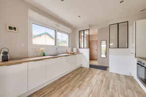 Geladeira, micro-ondas, fogão, cooktop