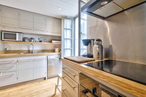 Fridge, microwave, oven, dishwasher