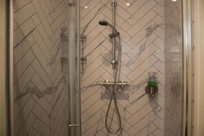 Shower, hair dryer - Safestay Edinburgh Cowgate (Edinburgh)