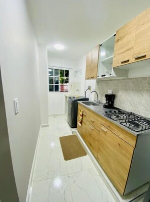 Een koelkast, een koffiezetapparaat/waterkoker, een broodrooster