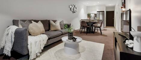 Télévision, livres, espaces bureaux