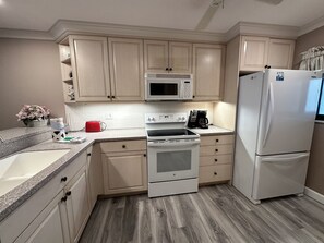 Kjøleskap, mikrobølgeovn, ovn og oppvaskmaskin