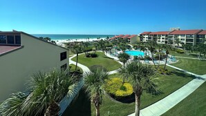 A resort with a pool, palm trees, and a view of the beach. - Cathedral ceilings and incredible views in this 2Bed/2Bath Condo (Sarasota)