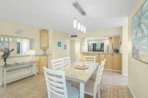 Dining - Relax and Enjoy Crescent beach 2 Bd/ 2Ba (Sarasota)