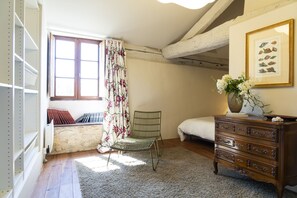 8 bedrooms, iron/ironing board, free WiFi, bed sheets