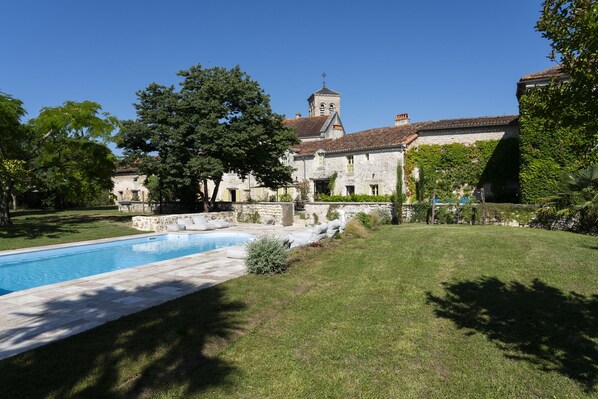 Una piscina al aire libre, una piscina climatizada