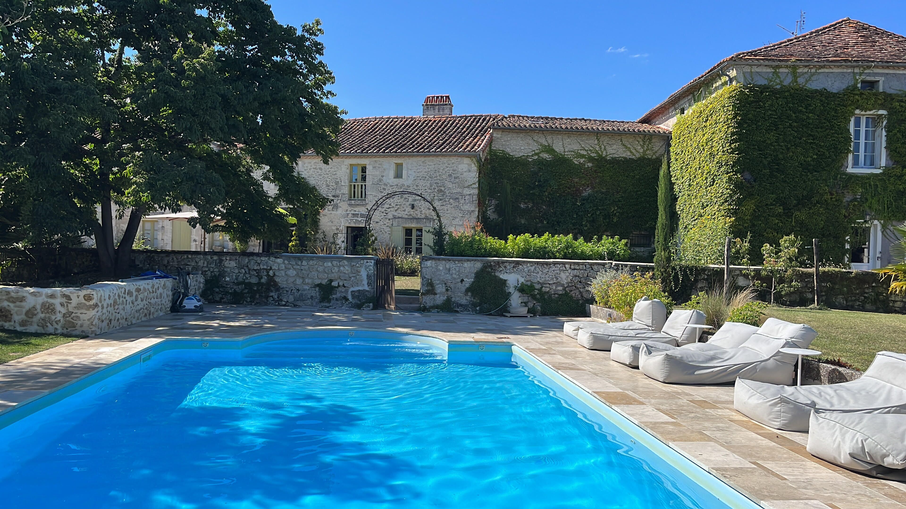 Utendørsbasseng og et oppvarmet basseng