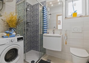 Shower, hair dryer, bidet, towels