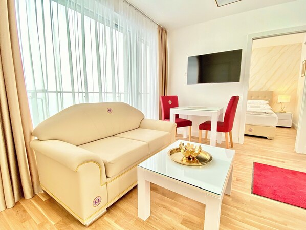 43-inch Smart TV with cable channels - Steiner Residences Vienna Rembrandt (Vienna)