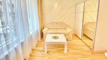 Standard-Apartment, 1 Queen-Bett, Nichtraucher, zum Innenhof hin | Wohnbereich | 43-Zoll-Smart-TV mit Kabelempfang