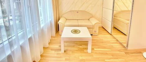 Standard-Apartment, 1 Queen-Bett, Nichtraucher, zum Innenhof hin | Wohnbereich | 43-Zoll-Smart-TV mit Kabelempfang
