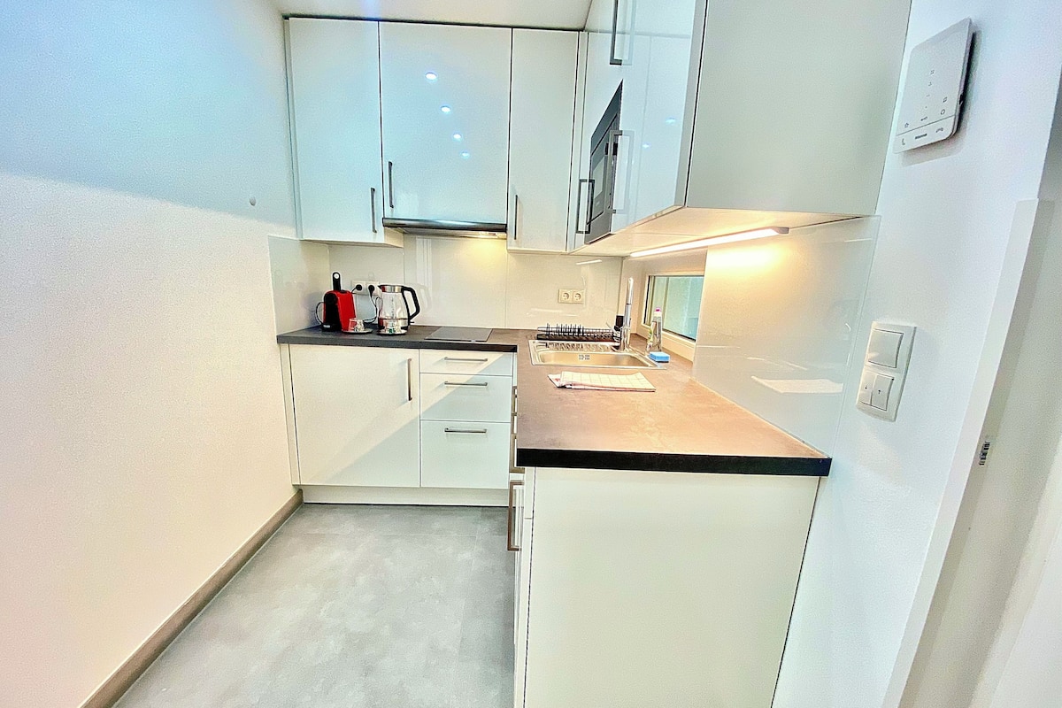 Departamento Deluxe, 1 cama Queen size, patio, planta baja | Cocina privada | Cafetera y tetera, frigobar, microondas y parrilla de estufa 