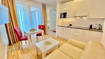 Superior appartement, 1 queensize bed, balkon, uitzicht op de binnenplaats | Woonruimte | Een 43-inch smart-tv met kabelzenders