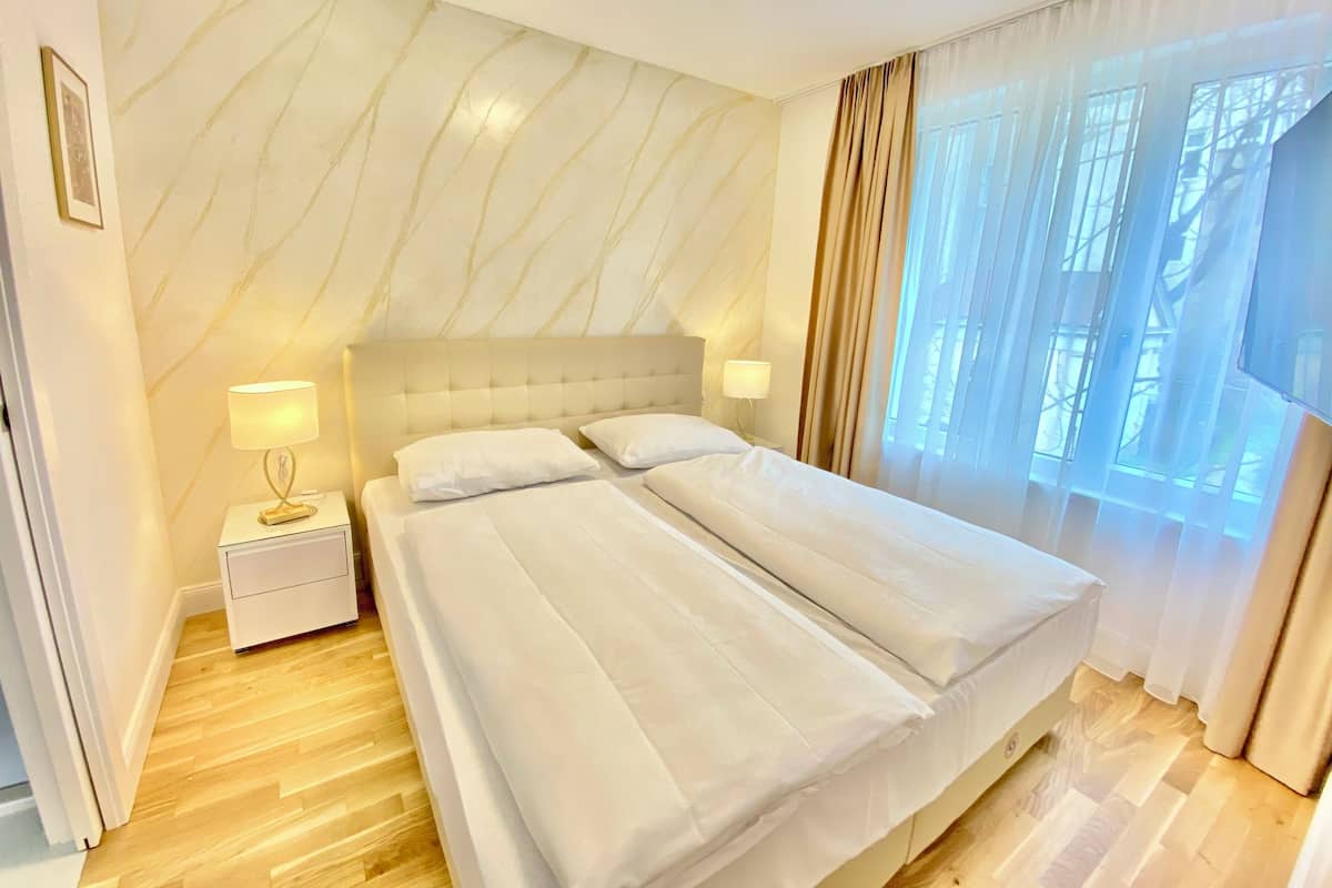 1 kamar tidur, brankas, tirai kedap cahaya, dan kedap suara