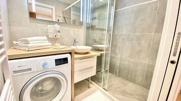 Dusche, Haartrockner, Fußbodenheizung (Badezimmer), Handtücher