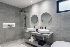 Bruser, hårtørrer, bidet, håndklæder