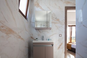 Dusj, hårføner, håndklær og såpe