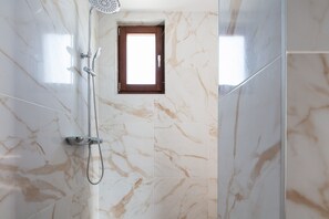 Douche, sèche-cheveux, serviettes fournies, savon