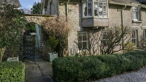 A stone house with a bay window, a small garden, and a gate. - Summerhow Retreat (Kendal)