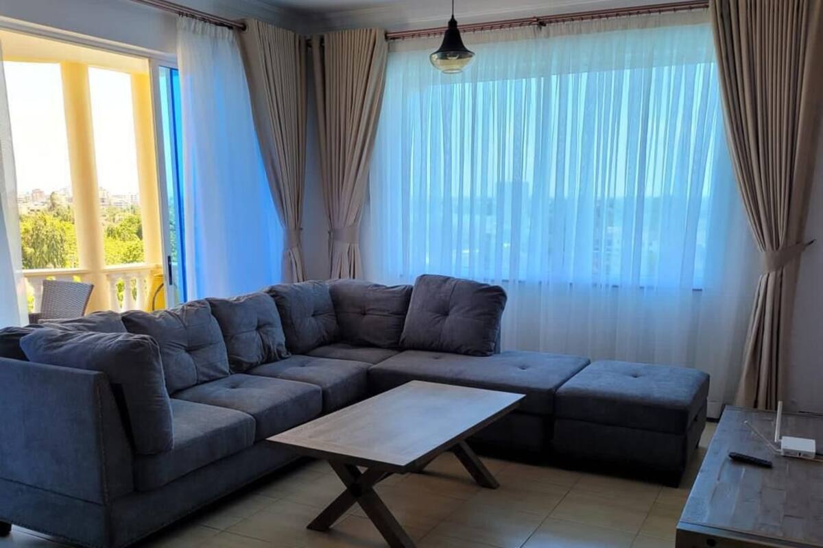 Apartemen Keluarga | Area keluarga | Smart TV 24-inci dengan saluran TV digital