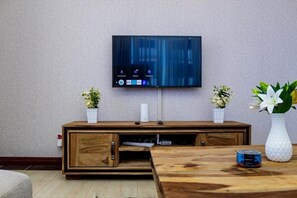 Appartamento Deluxe | Area soggiorno | Smart TV 24 pollici con canali digitali