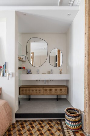 3 habitaciones, tabla de planchar con plancha, wifi y ropa de cama 