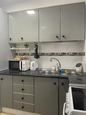 Kühlschrank, Mikrowelle, Ofen, Wasserkocher mit Kaffee-/Teezubehör