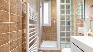 Ein Badezimmer mit Dusche, Toilette und Waschbecken.