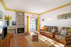 TV, fireplace - Casa Estrela do Mar | 2 Bedrooms | São Rafael Beach | Albufeira (Albufeira)