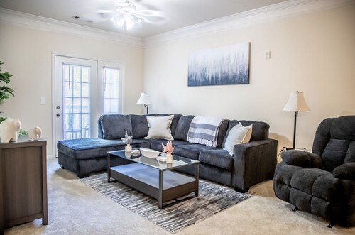 10 MINUTES TO MASTERS! SPACIOUS,FAMILY-SIZED,PRIVATE PATIO, 24 HR GYM, & POOL. 