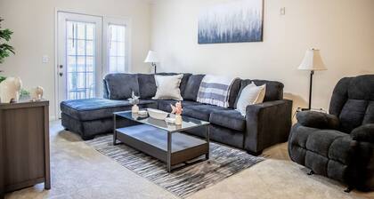 10 MINUTES TO MASTERS! SPACIOUS,FAMILY-SIZED,PRIVATE PATIO, 24 HR GYM, & POOL.