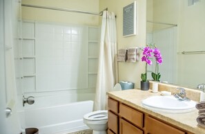 Serviettes fournies, papier toilette