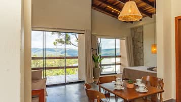 Penthouse de diseñador | Área de sala de estar | Televisión de pantalla plana de 32 pulgadas con canales vía satélite