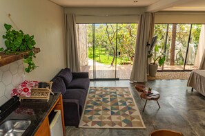 Loft Design | Aire de séjour | Téléviseur à écran plat de 32 po avec télévision par satellite