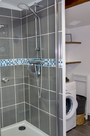 Douche, sèche-cheveux, serviettes fournies, savon