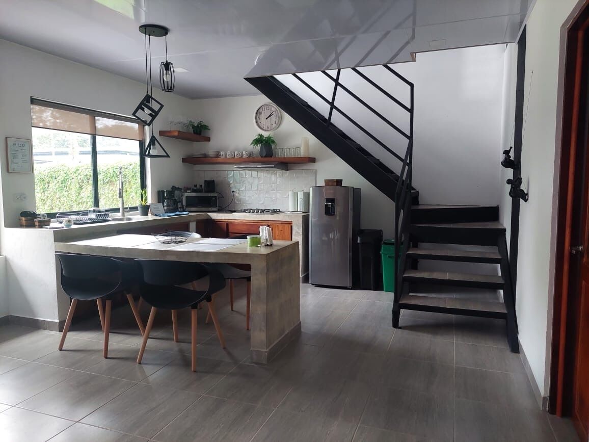 Réfrigérateur, micro-ondes, plaque de cuisson, cafetière/bouilloire