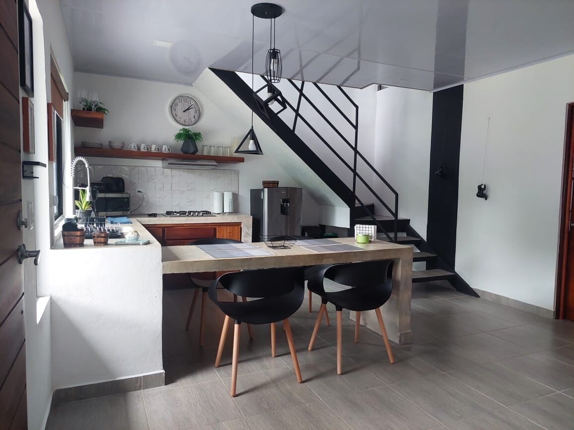 Réfrigérateur, micro-ondes, plaque de cuisson, cafetière/bouilloire