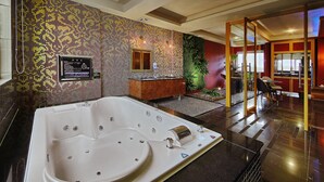 A modern bathroom with a large bathtub, a mirror, and a mosaic wall. - I need motel (Xinfeng)