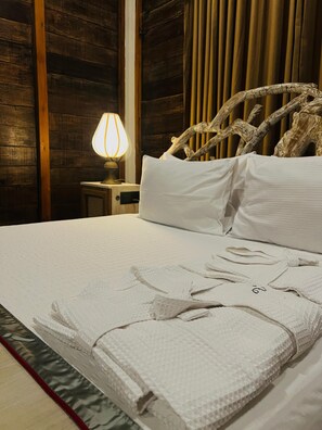 Deluxe Double Room | Memory foam beds, in-room safe, individually decorated - Sigiri Vananthara  (Habarana)