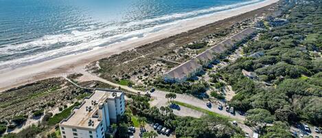 En la playa, camastros y toallas de playa