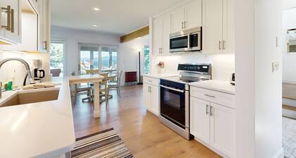 Tranquil lakeside retreat with beach access, pool, firepit, & lovely patio views