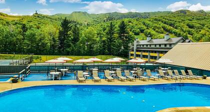 Elegant mountain condo near skiing with pools, hot tub, tennis, balcony, & W/D