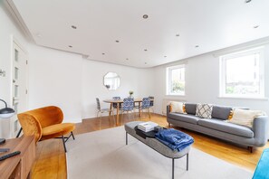 Apartament | Sala d'estar | Televisor intel·ligent de 55 polzades amb canals digitals