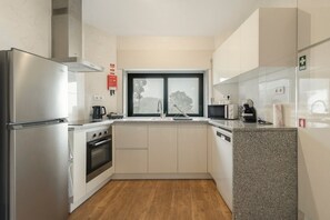 Fridge, microwave, oven, dishwasher - Casa Curva do Rio in Melres (Melres)