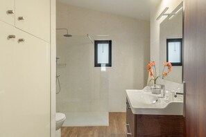 Een douche, een haardroger, handdoeken