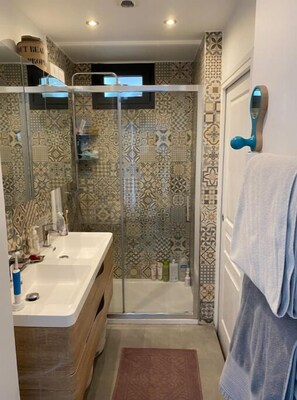 Shower, hair dryer, towels, soap