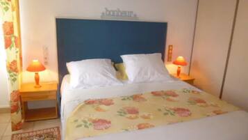 4 slaapkamers, een strijkplank/strijkijzer, reisbedje, gratis wifi