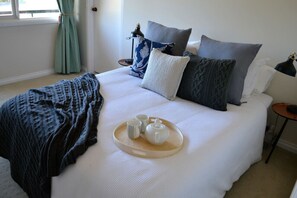 2 bedrooms, desk, iron/ironing board, travel crib - Spacious 2BR APT Next to the City (Reid)