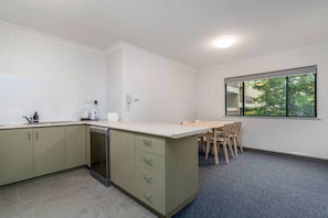 Fridge, oven, stovetop, dishwasher